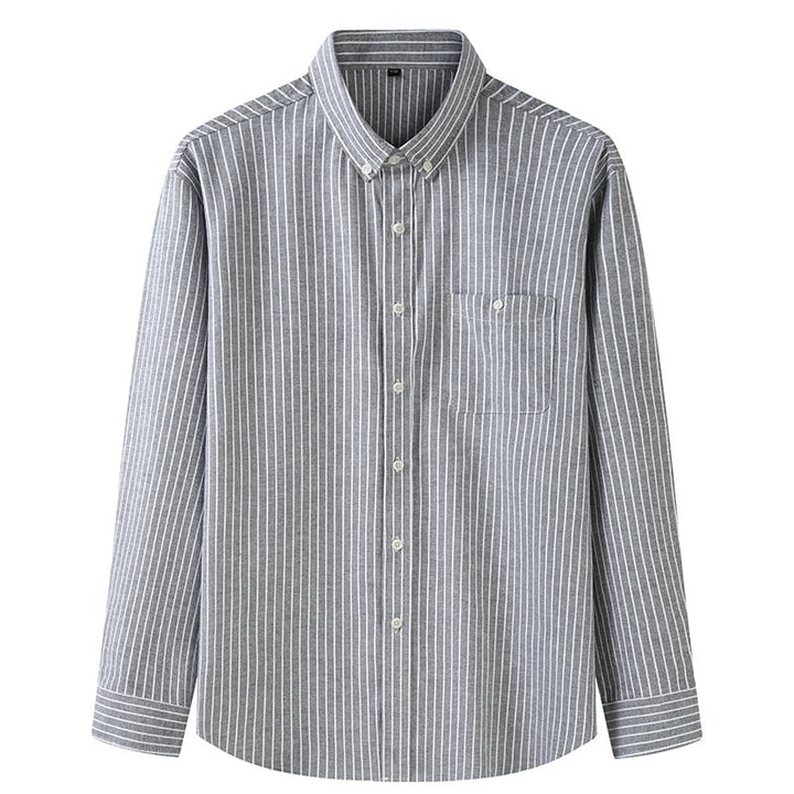 Camicia uomo a righe, maniche lunghe. Design primaverile, comoda e versatile, perfetta per moda maschile casual o elegante.