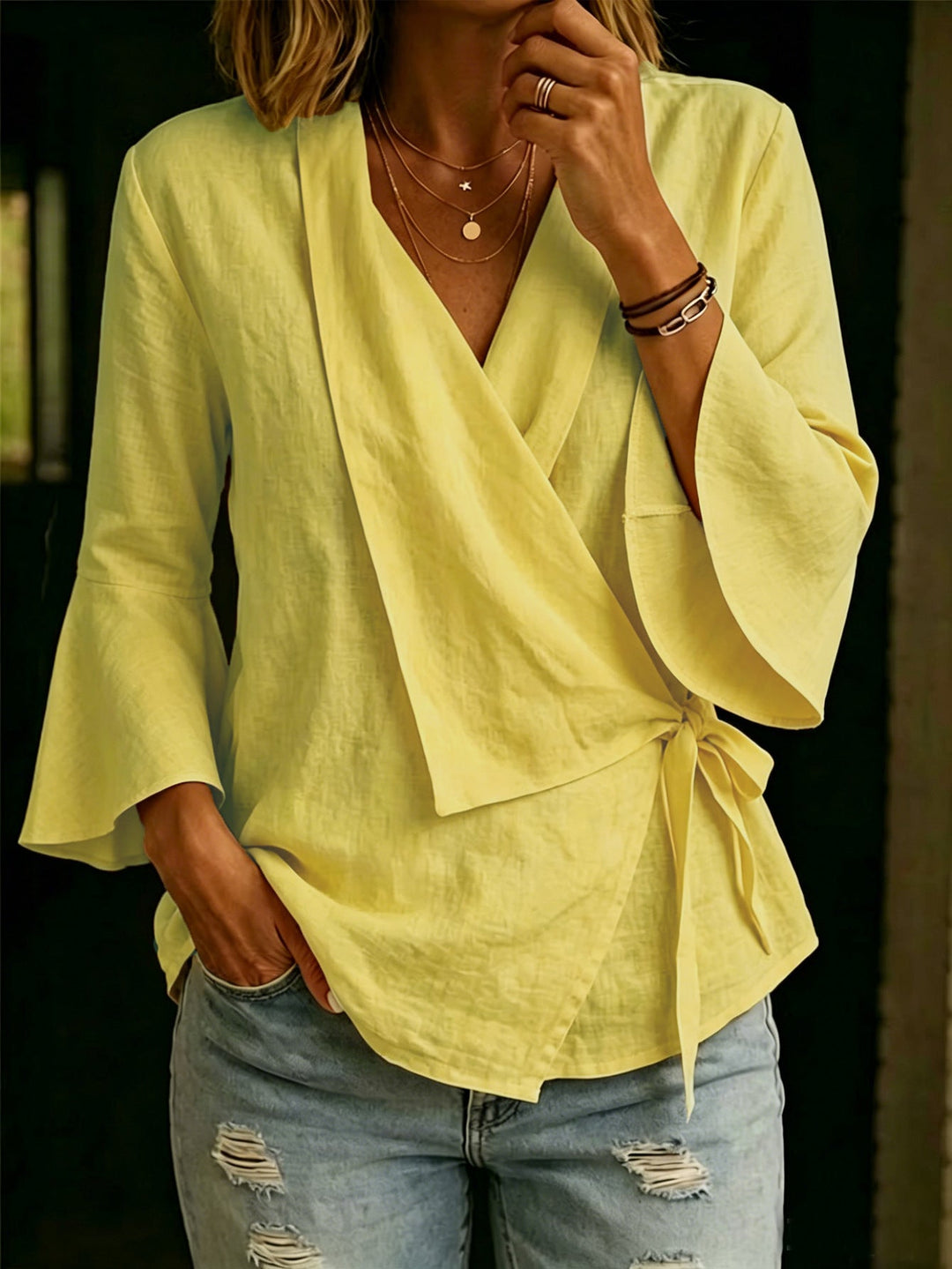 Blusa donna asimmetrica con rever, maniche svasate. Look moderno ed elegante, perfetto primavera/estate.