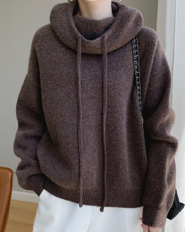Maglione femminile con distintivo colletto Peter Pan, maniche lunghe. Un capo elegante per l'abbigliamento autunno inverno.