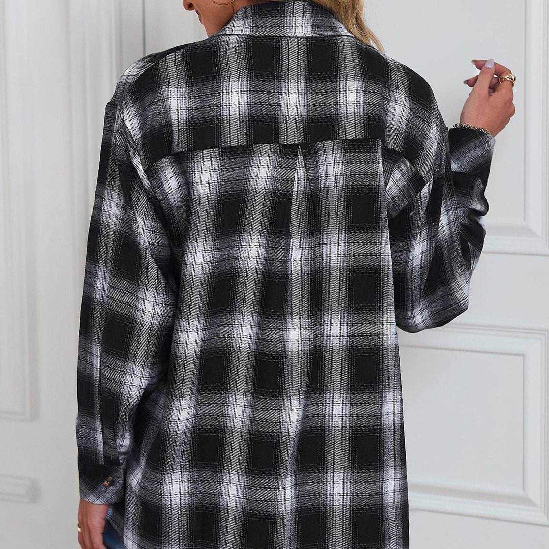 Camicia lunga a quadri donna, manica lunga. Stile casual versatile, perfetta per outfit quotidiani e moda femminile.