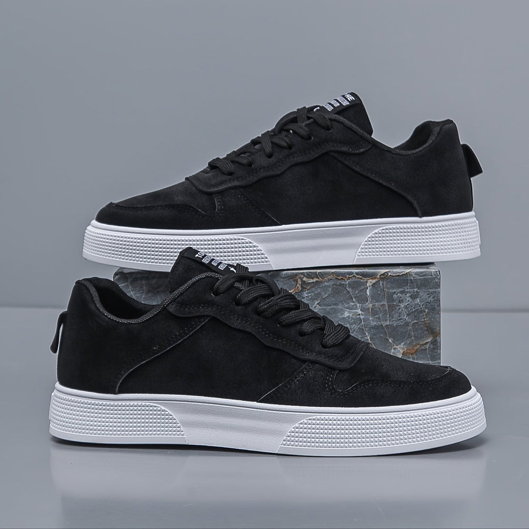 Sneakers basse uomo, un classico in tinta unita per un look casual-chic e comfort duraturo.