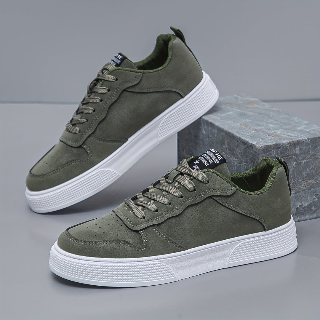 Sneakers basse uomo tinta unita, ideali per un look casual quotidiano e comfort duraturo.