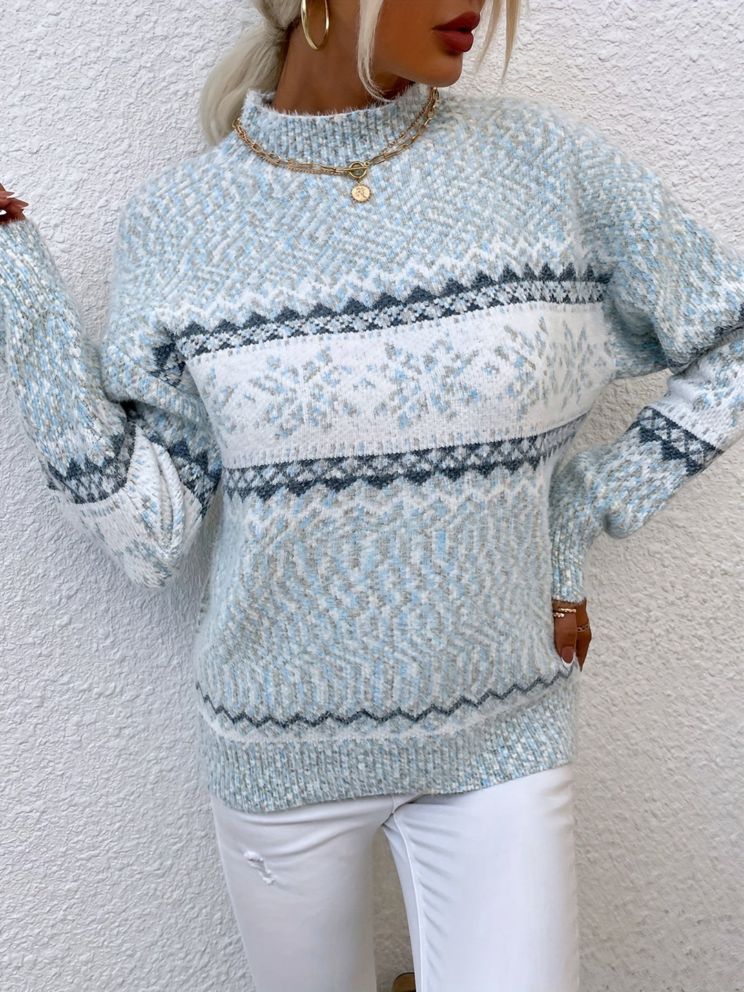 Maglione donna rosa collo alto, fiocchi di neve, capo essenziale per un inverno caldo e alla moda.