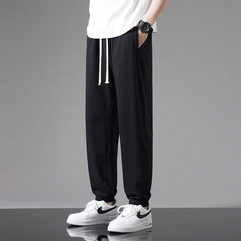 Pantaloni estivi uomo in tessuto leggero e traspirante, con coulisse per una vestibilità comoda e rilassata.