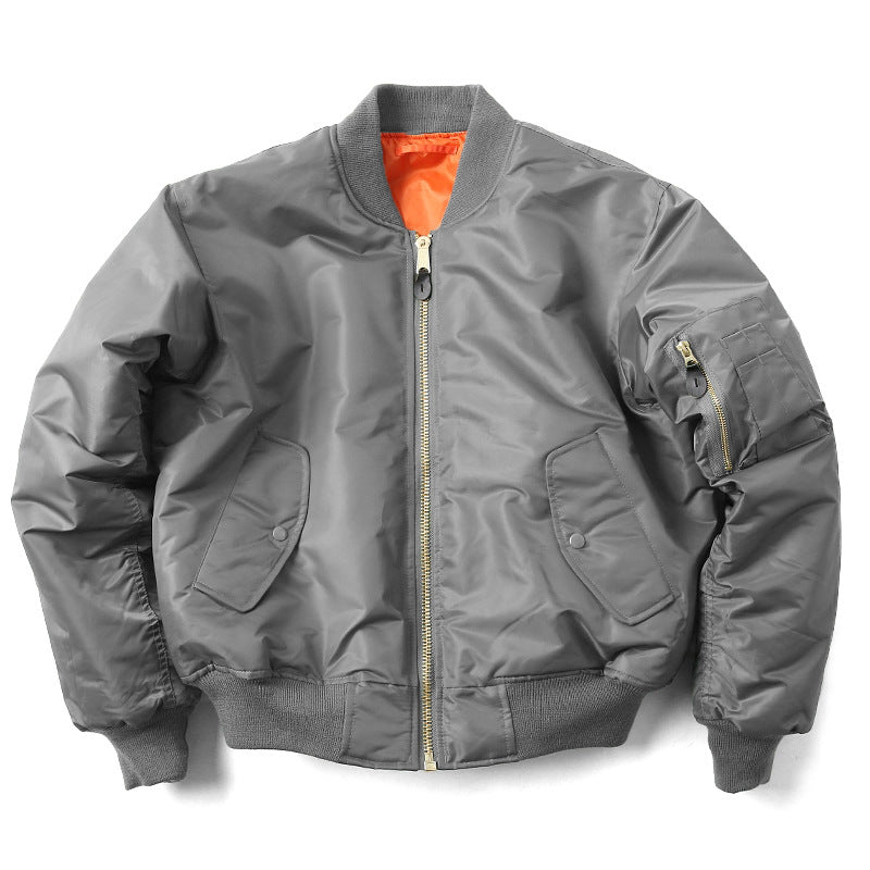 Giacca bomber uomo autunnale stile pilota, un classico della moda maschile, per un look versatile.