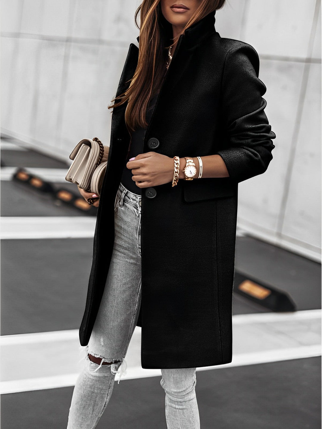 Cappotto giacca lunga autunnale da donna con scollo a V pronunciato e bottoni. Ideale per un look casual chic.