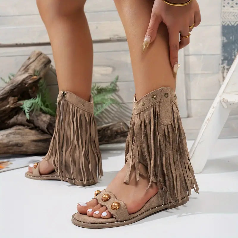 Sandali da donna estivi con frange, calzature comode ed eleganti per la stagione calda.