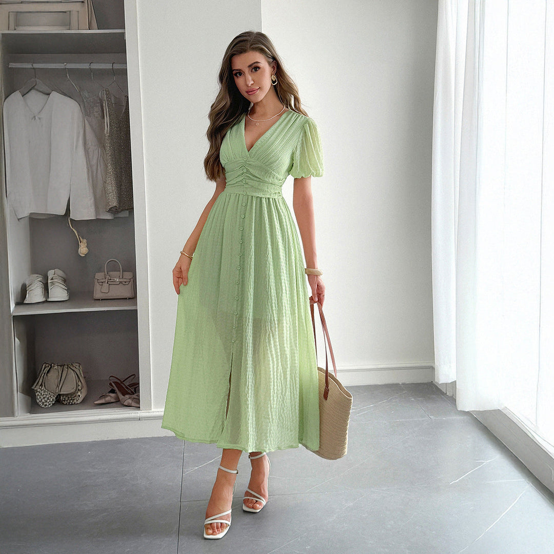 Maxi abito donna estivo, scollo a V. Tessuto leggero e pieghettato per eleganza e comfort in ogni occasione.