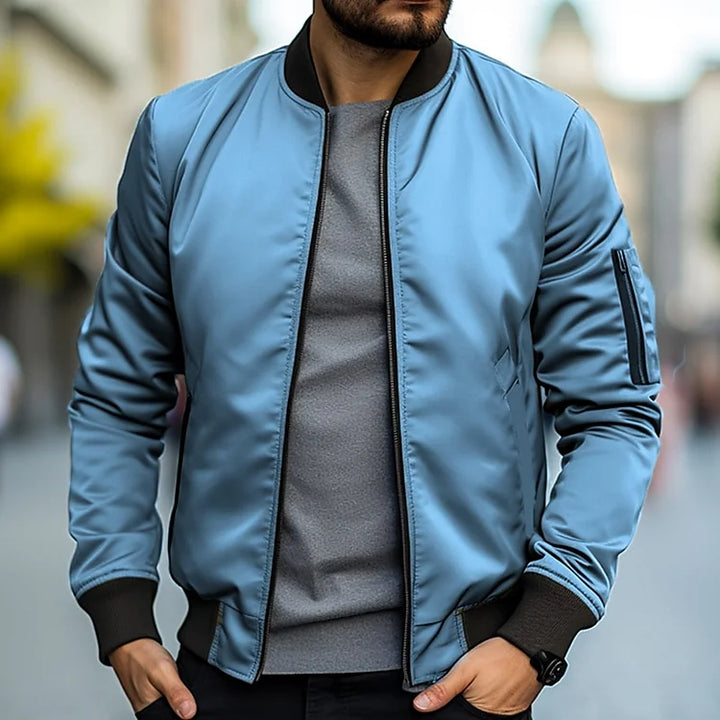 Giubbotto bomber uomo con cerniera, design contemporaneo per abbigliamento versatile.