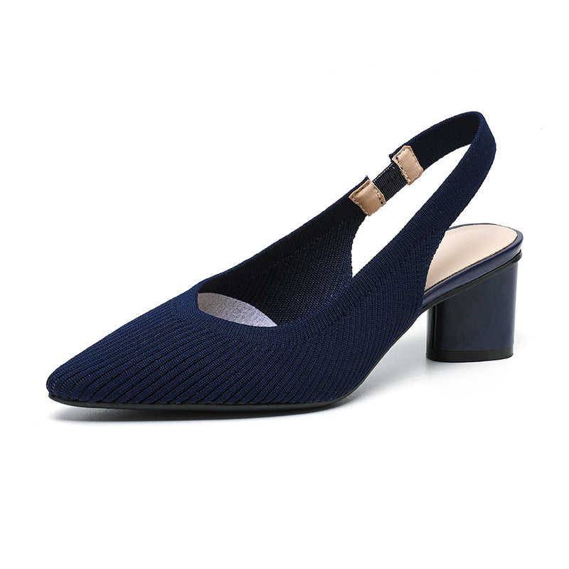 Scarpe a punta da donna indossate, con tacco quadrato stabile, per un look serale o da ufficio sofisticato.
