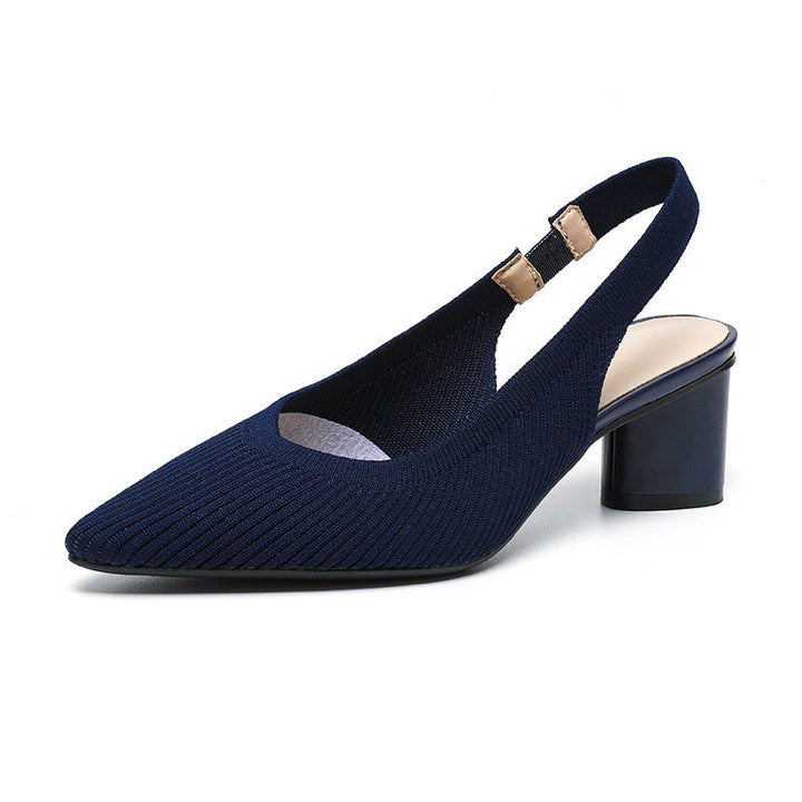 Scarpe a punta da donna indossate, con tacco quadrato stabile, per un look serale o da ufficio sofisticato.
