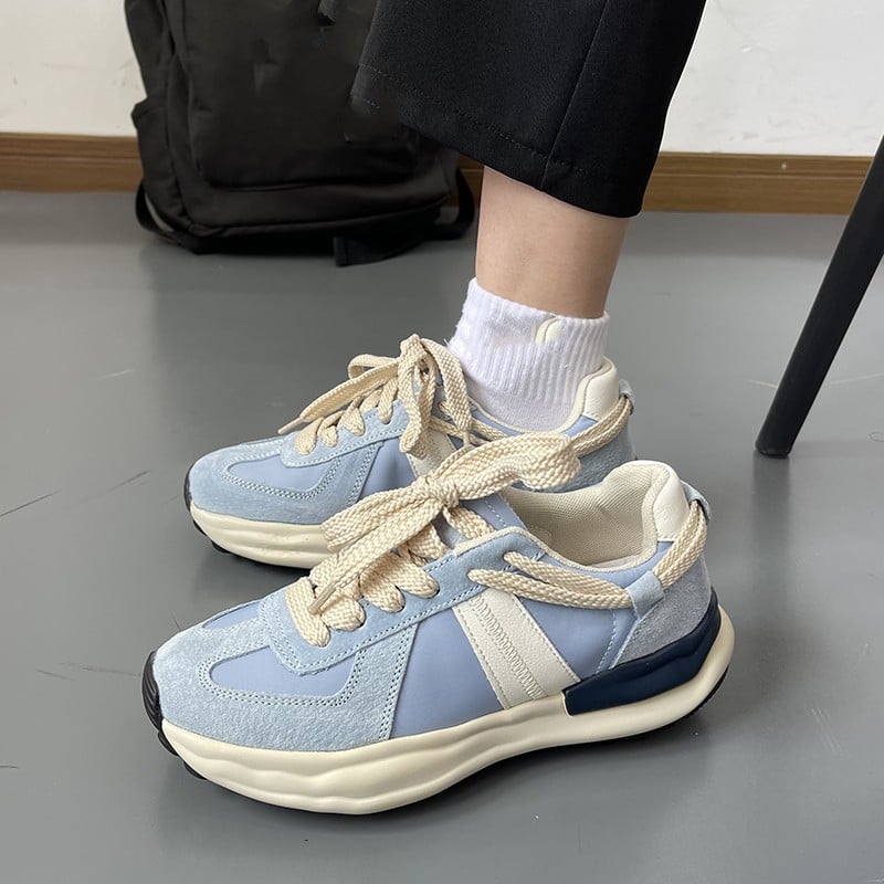 Scarpe sportive uomo blu cielo con lacci, ideali per passeggio quotidiano e comfort casual. Calzature moda uomo tacco basso.