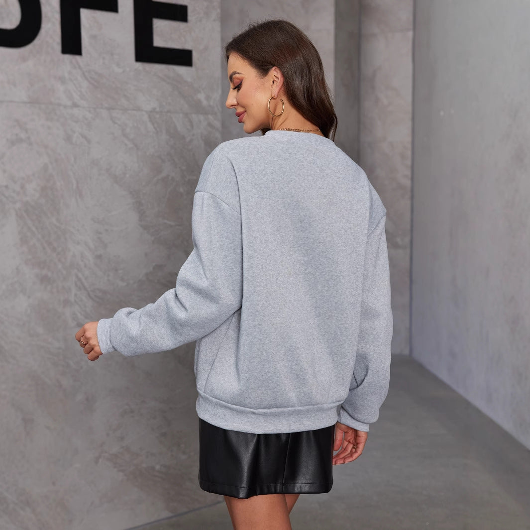 Pullover donna grigio casual chic con fiocco. Maglione morbido girocollo a maniche lunghe, comfort ed eleganza autunnale.