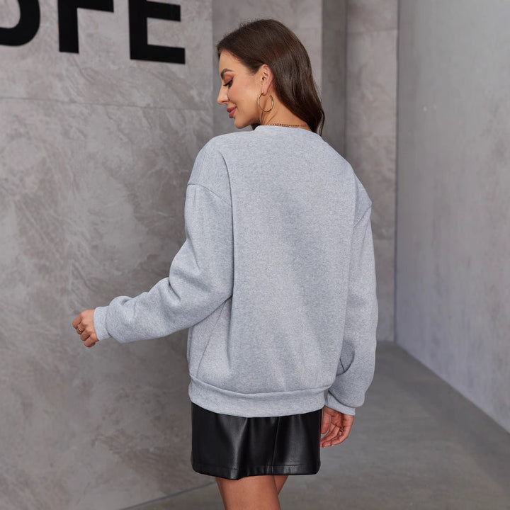 Pullover donna grigio casual chic con fiocco. Maglione morbido girocollo a maniche lunghe, comfort ed eleganza autunnale.
