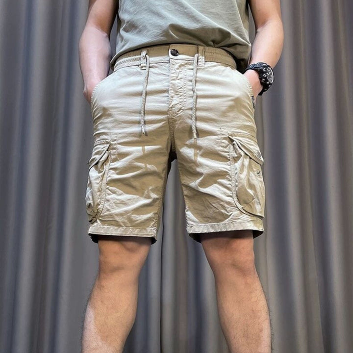 Salopette uomo in stile casual con tasche pratiche e taglio cropped. Versatile per la primavera, massima utility.