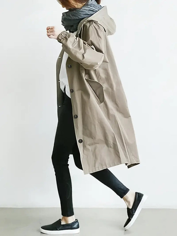 Soprabito donna autunnale casual, giacca pioggia con cappuccio e polsini regolabili, moda femminile pratica.