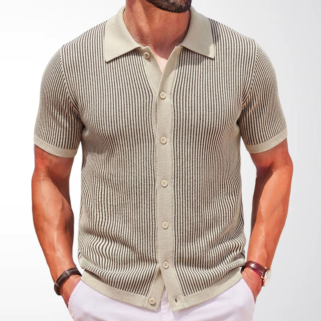 Camicia polo da uomo moderna a righe verticali, maniche corte. Vestibilità aderente per stile casual elegante.