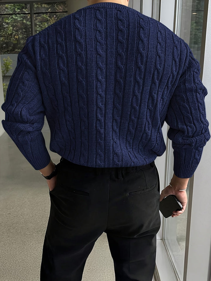 Maglione donna in maglia spessa a trecce, con girocollo. Perfetto per un look invernale caldo e chic.