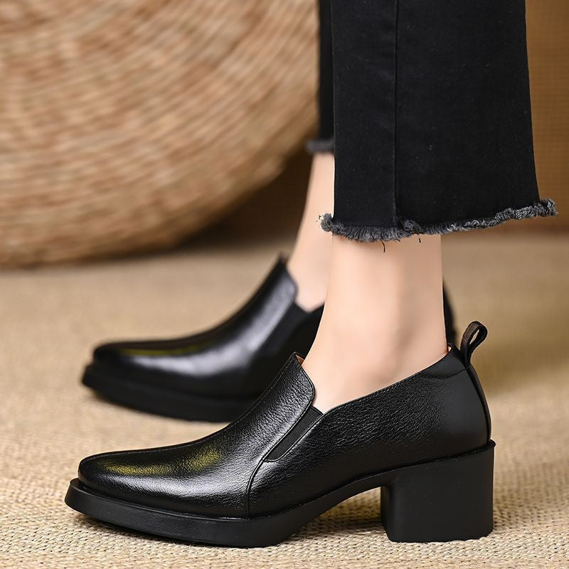 Scarpe décolleté da donna per business, con punta quadrata e tacco grosso. Stile elegante e comfort.