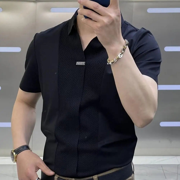 Camicia bottoni uomo casual, maniche arrotolate. Comfort e moda per il tuo stile quotidiano primavera estate.