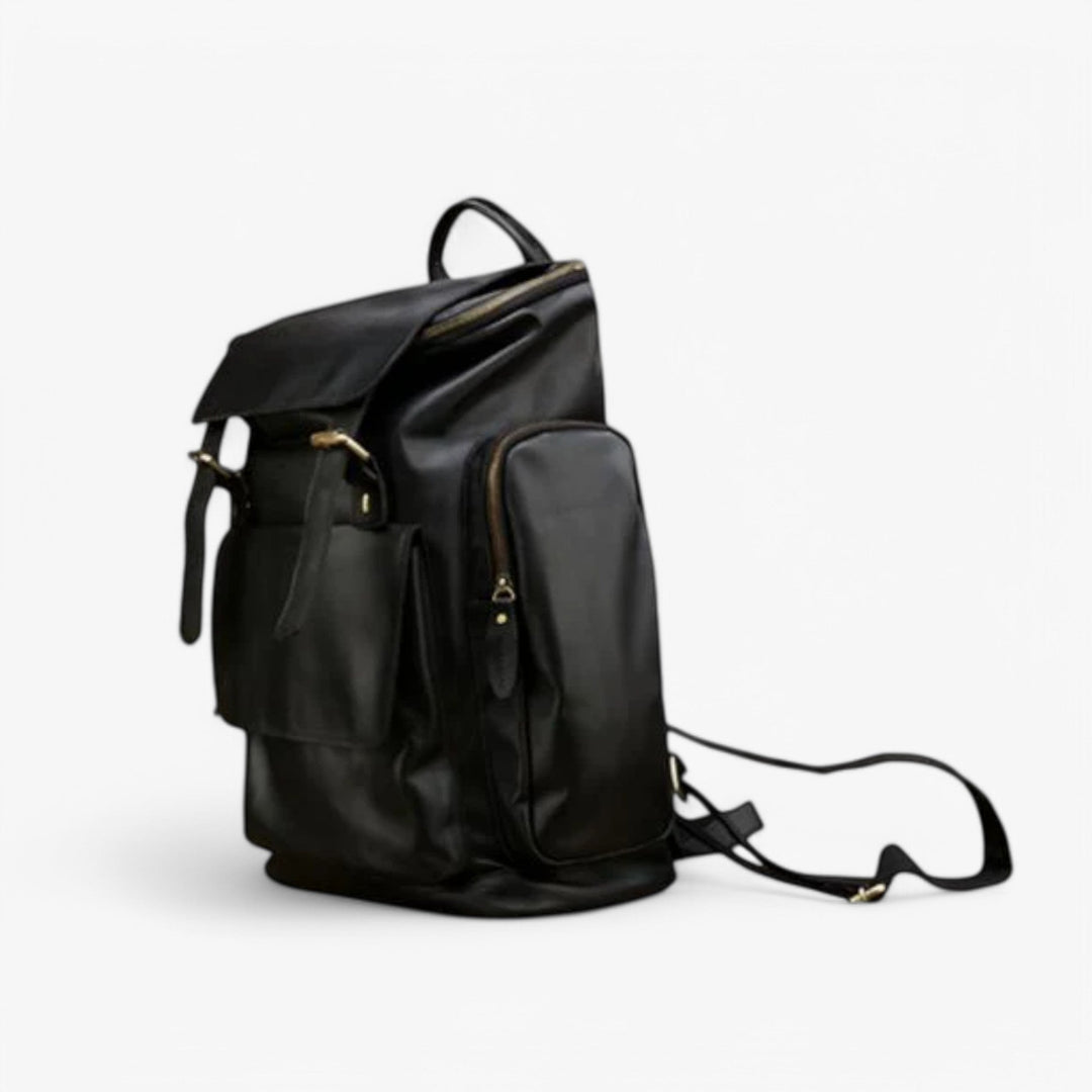 Borsa zaino uomo nera con patta, pratica e capiente per impegni quotidiani e avventure.