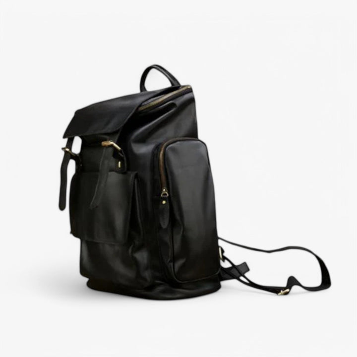 Borsa zaino uomo nera con patta, pratica e capiente per impegni quotidiani e avventure.