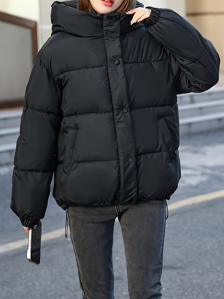 Giacca leggera da donna con cappuccio trapuntato, ideale per comfort e protezione dal freddo in stile moda donna.