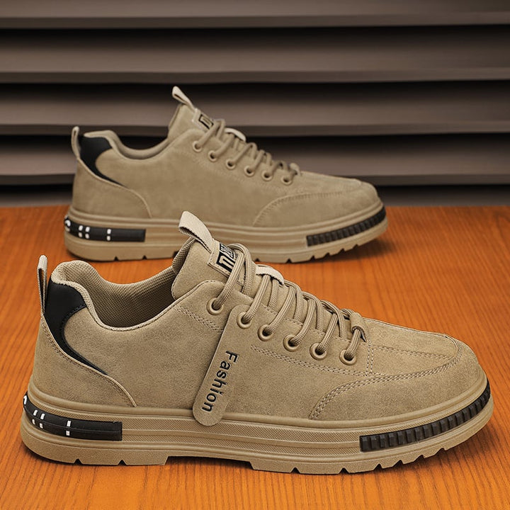 Eleganti sneakers uomo beige con lacci, un tocco versatile per moda casual e comfort.