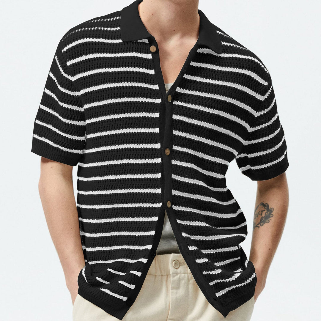 Polo cardigan da uomo a maniche corte con bottoni, fantasia a righe. Ideale per uno stile smart casual estivo.