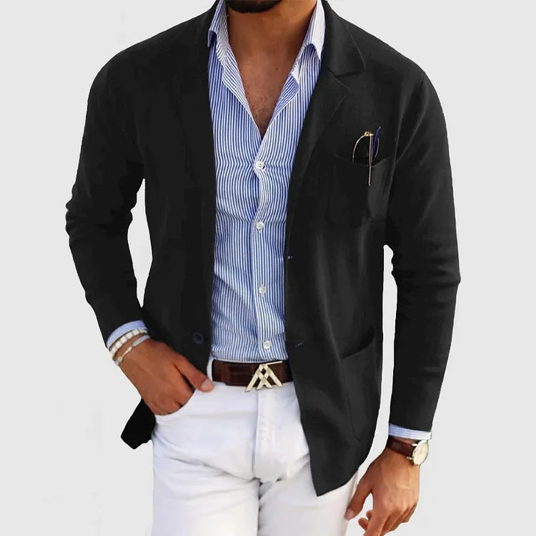 Uomo indossa giacca blazer casual elegante, capospalla autunnale avvolgente con collo strutturato.