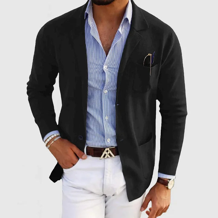 Uomo indossa giacca blazer casual elegante, capospalla autunnale avvolgente con collo strutturato.