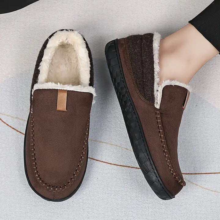Mocassini uomo comodi, calzature slip-on antiscivolo ideali per riposo e ambiente domestico.