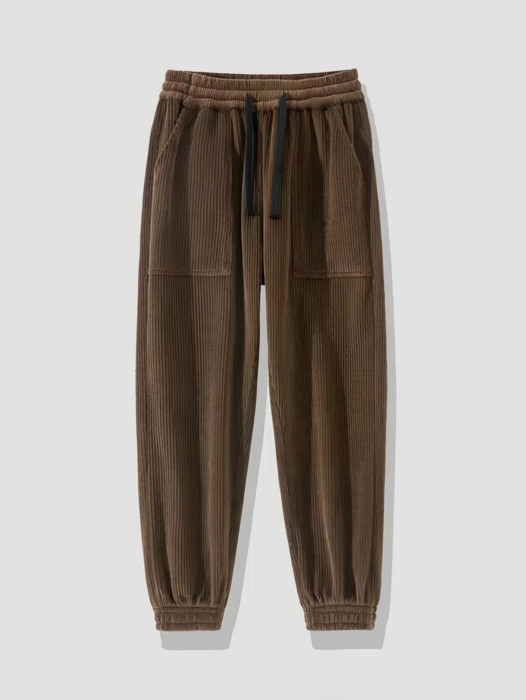 Moda streetwear uomo: pantaloni a coste slim fit, gamba dritta, ideali per un look distintivo.