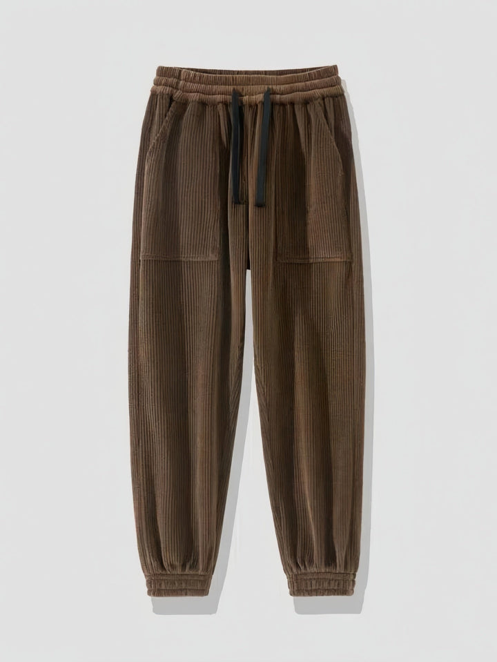 Moda streetwear uomo: pantaloni a coste slim fit, gamba dritta, ideali per un look distintivo.