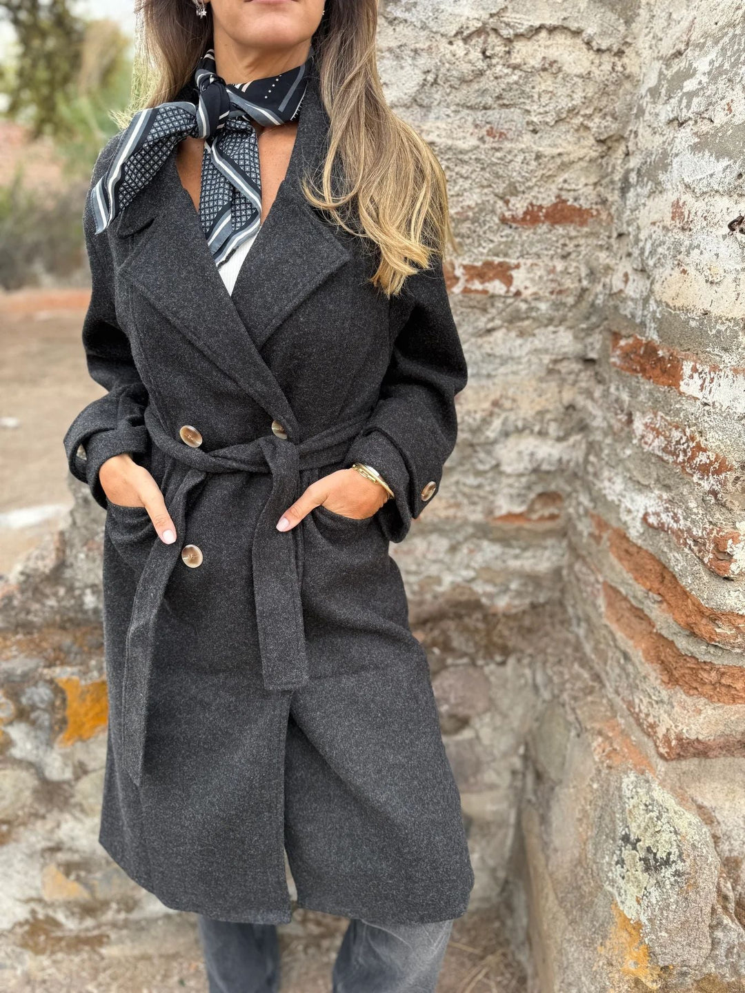 Giacca cardigan donna con colletto revers, allacciatura e maniche lunghe. Capo elegante-casual.