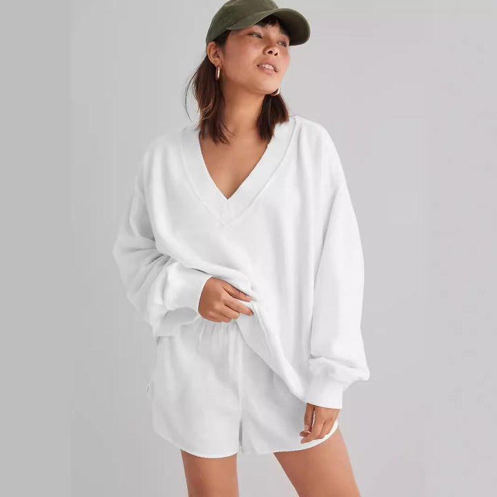 Maglione girocollo donna, ampio e moderno, con maniche lunghe per un comfort elegante.