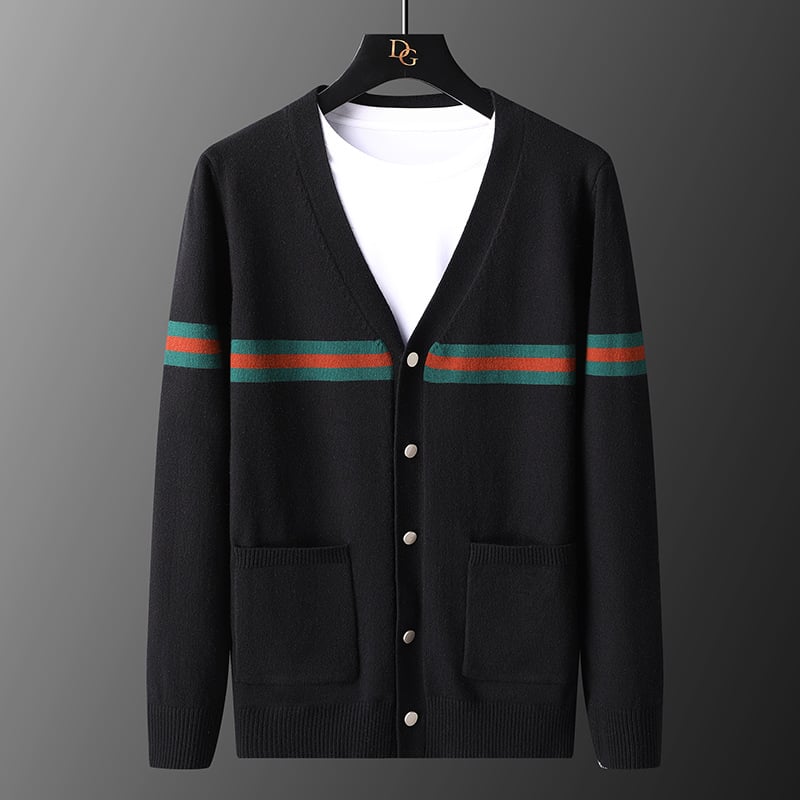 Cardigan uomo slim fit autunnale con bottoni e orlo a coste. Ideale per look eleganti e casual in mezza stagione.