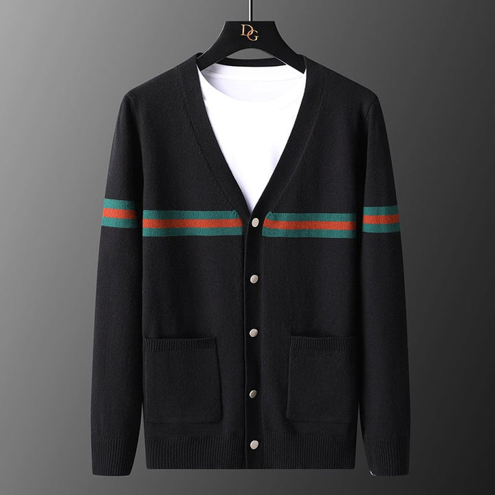 Cardigan uomo slim fit autunnale con bottoni e orlo a coste. Ideale per look eleganti e casual in mezza stagione.