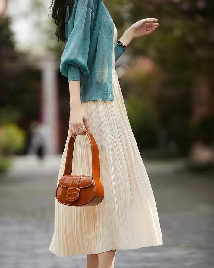 Gonna midi a pieghe fluida, eleganza senza tempo per la donna moderna in ogni stagione.