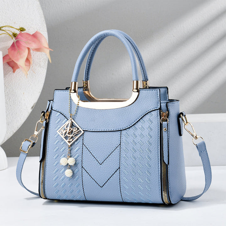 Dettaglio borsa a tracolla donna elegante trapuntata, con finiture in pelle PU e chiusura dorata.