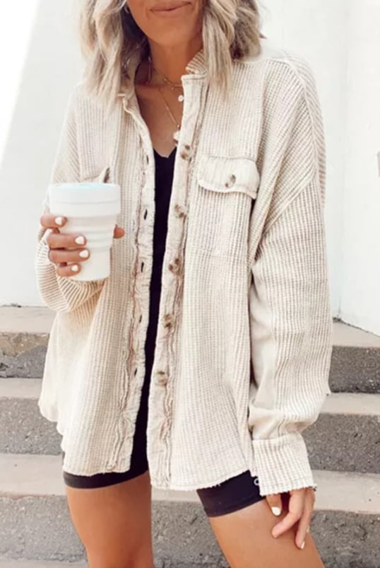Giacca camicia donna moderna con colletto a revers, perfetta per outfit casual ed eleganti.