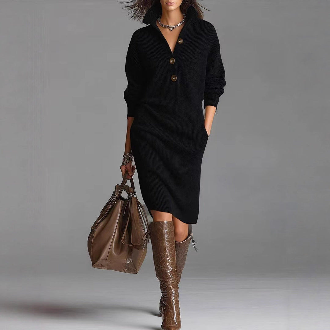 Abito in maglia donna lungo, con raffinato scollo a V e bottoni decorativi. Stile versatile e femminile.
