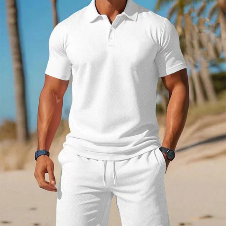 Completo estivo da uomo: polo e shorts coordinati, perfetti per un'estate confortevole e alla moda.