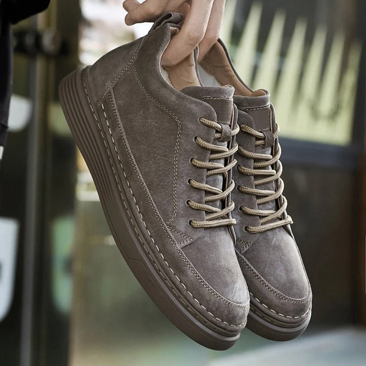 Sneakers uomo resistenti e comode, con soletta ammortizzata e ampia vestibilità. Tonalità beige, bianco, arancio.