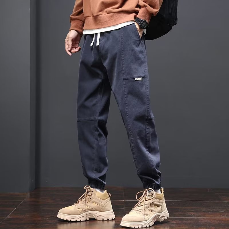 Pantaloni uomo neri a gamba affusolata e taglio cropped, ideali per un outfit casual e versatile.