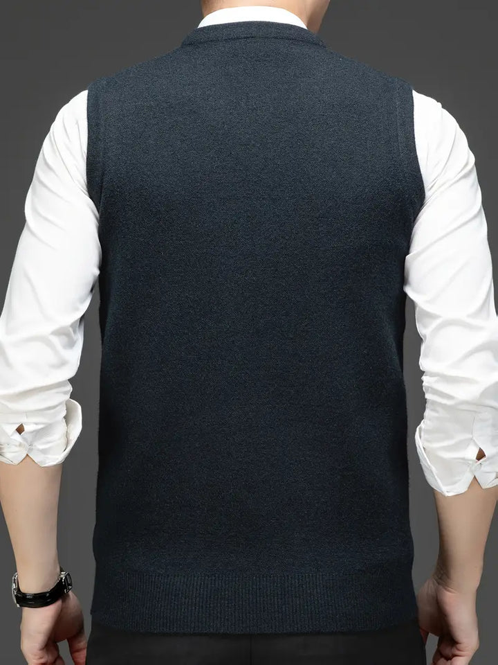 Abbigliamento uomo essenziale: gilet elegante slim fit con scollo a V, perfetto per giacca o camicia.