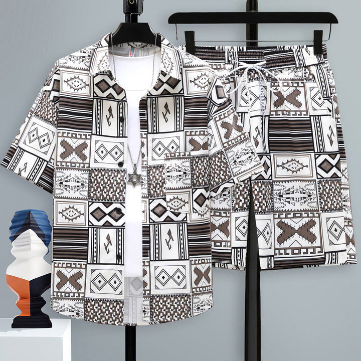 Moda mare uomo: set due pezzi con maglietta stampata e shorts, perfetto per vacanze e giornate al sole.