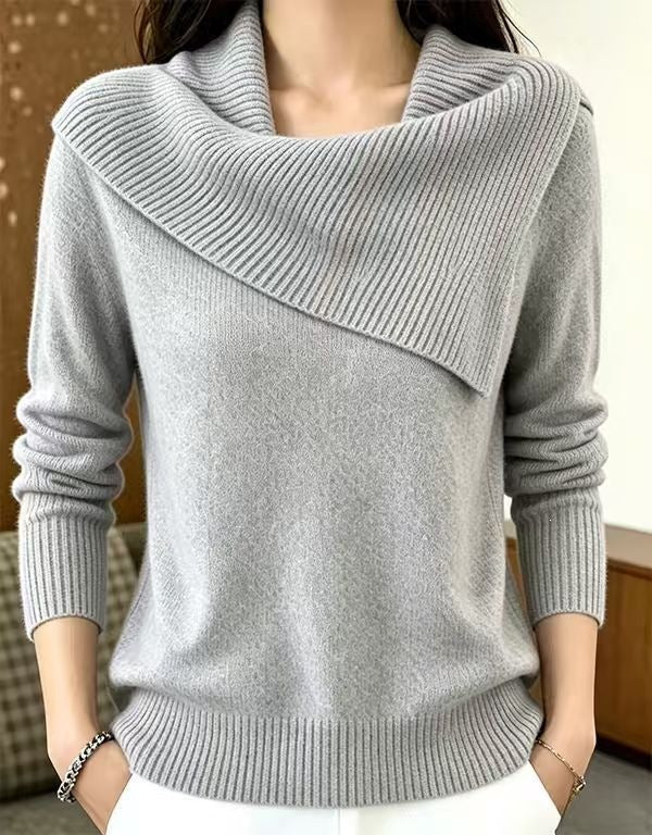 Dettaglio del collo a revers sul maglione donna comodo e versatile.