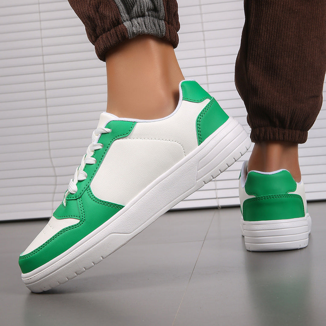 Dettaglio posteriore di scarpe sportive uomo multicolore, design moderno per ogni giorno.