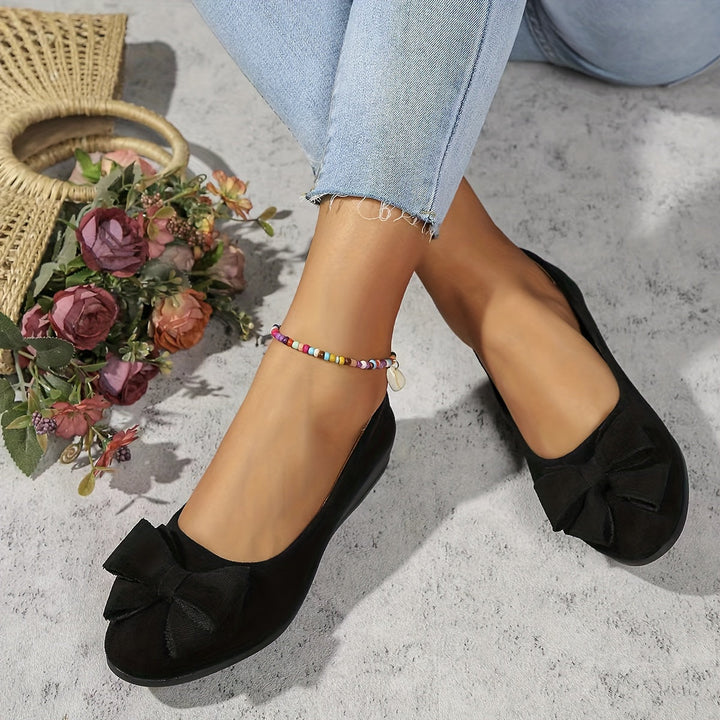 Ballerine donna per un look casual-chic, con fiocco e suola interna imbottita.